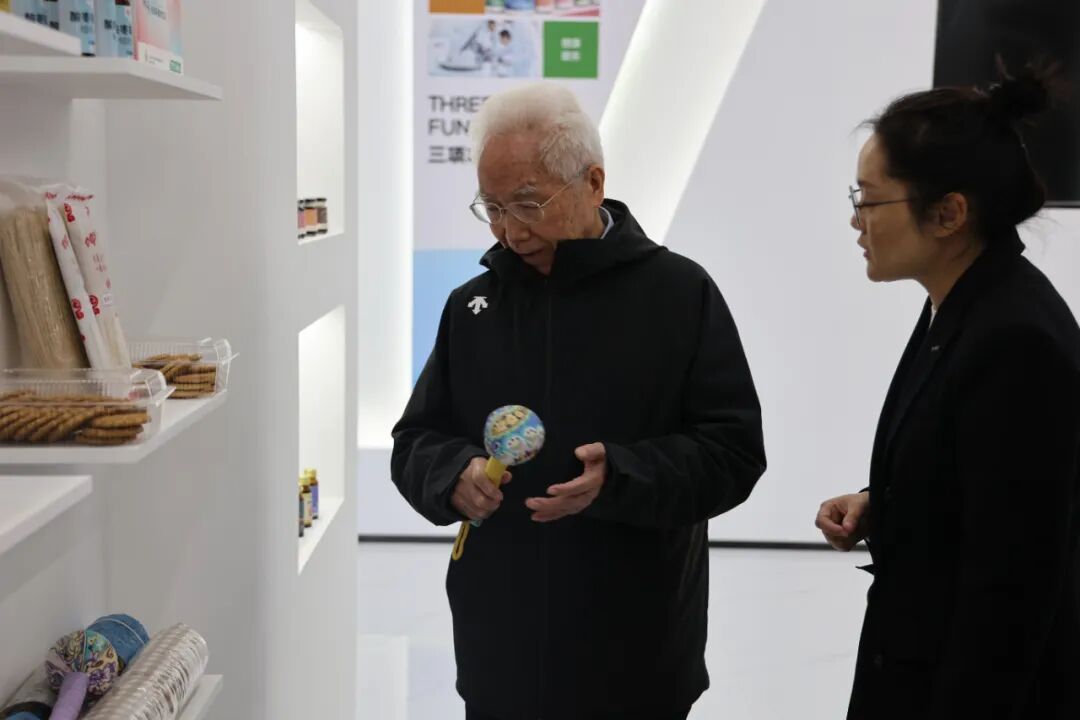 中国工程院院士龙乐豪院士一行在黄三角农高区党工委副书记杜广选陪同下莅临中昌元集团考察指导 - 现场照片4