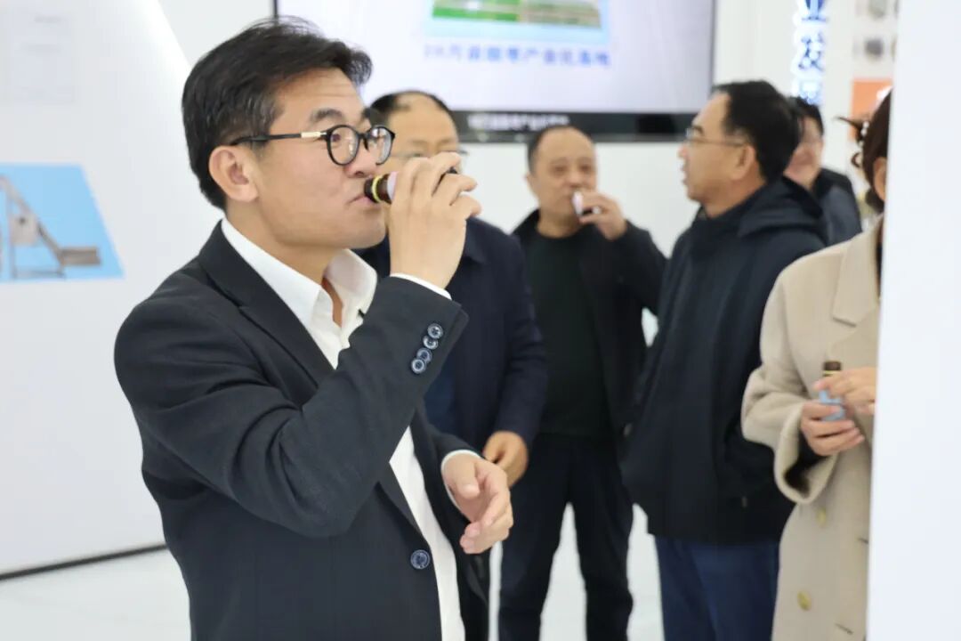 东营市市场监管局党组书记、局长许建仁与中药营实控股有限公司董事长李风葳博士一行莅临山东中昌元集团考察指导 - 现场照片6