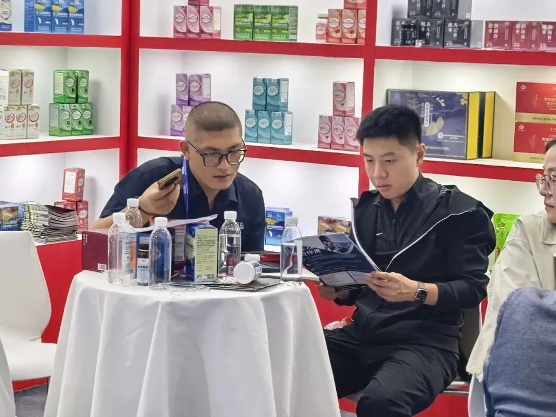 客商在展位洽谈区翻阅产品资料