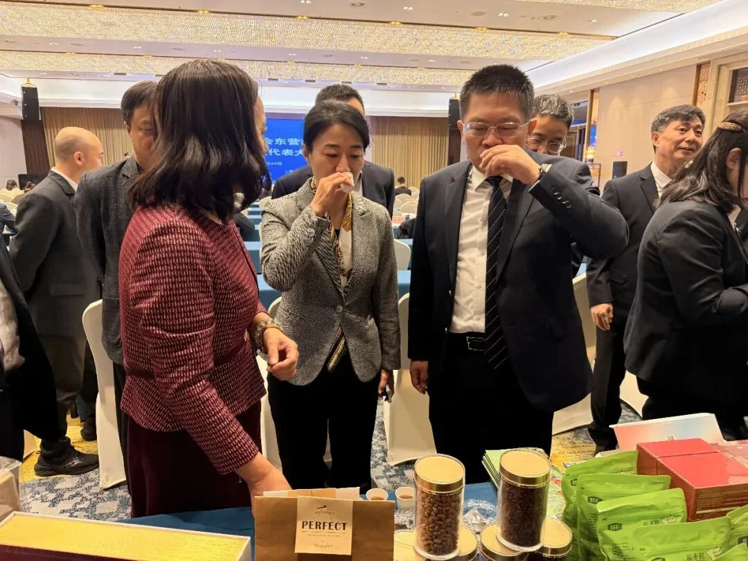 企业代表在元方医药展位品尝酸枣饮品、了解产品